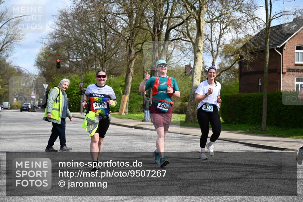 12.04.2026 - 45. Internationalen Wilhelmsburger Insellauf J. Mangold http://msf.ph/oto/9507267 12.04.2026 11:47:33 Ziel 3148, 3533, 3532, 3457, 3457 meine-sportfotos.de