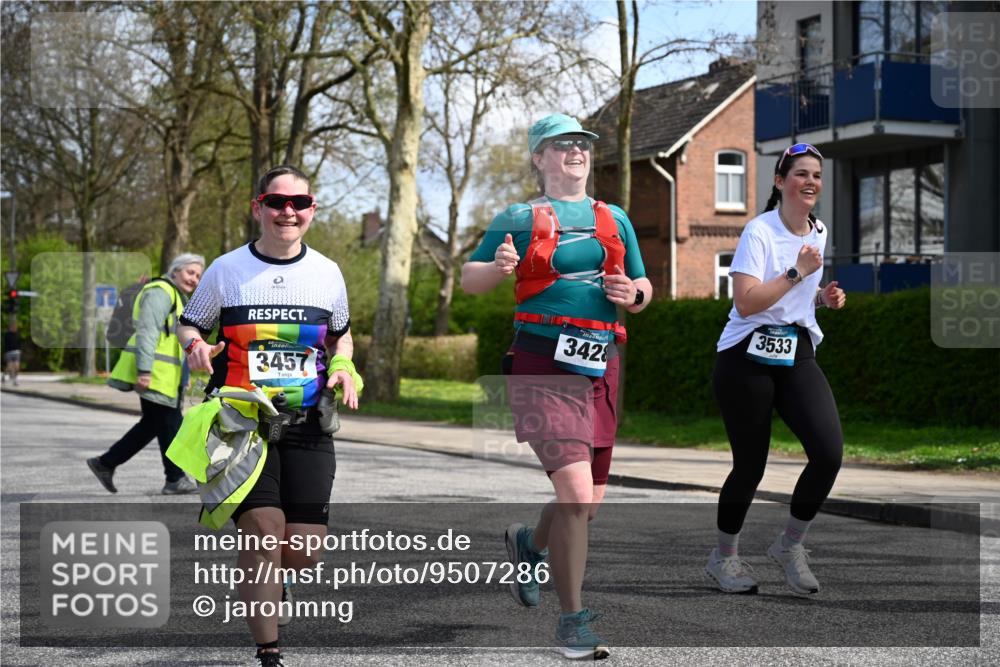 12.04.2026 - 45. Internationalen Wilhelmsburger Insellauf J. Mangold http://msf.ph/oto/9507286 12.04.2026 11:47:35 Ziel 3148, 3533, 3532, 3457 meine-sportfotos.de