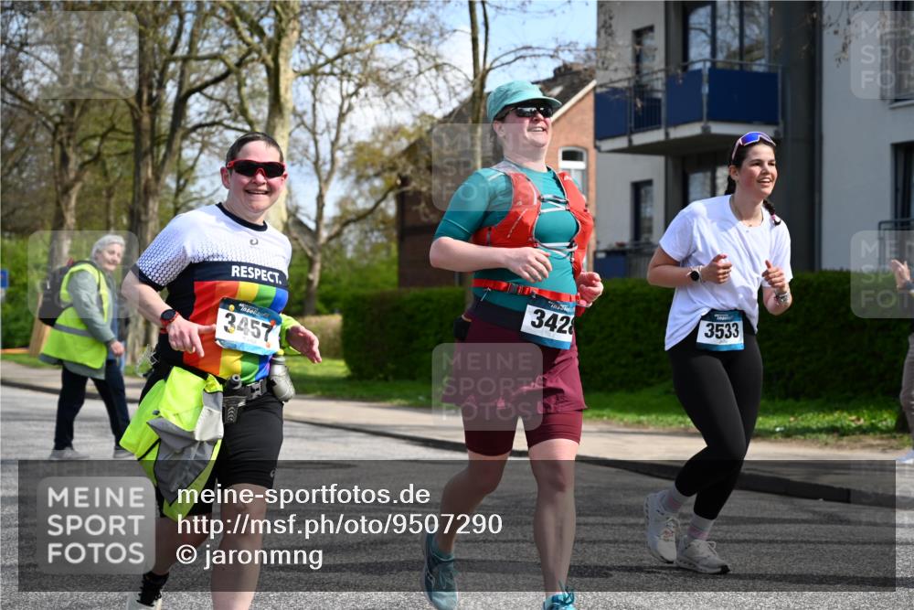 12.04.2026 - 45. Internationalen Wilhelmsburger Insellauf J. Mangold http://msf.ph/oto/9507290 12.04.2026 11:47:35 Ziel 3148, 3533, 3532, 3457 meine-sportfotos.de