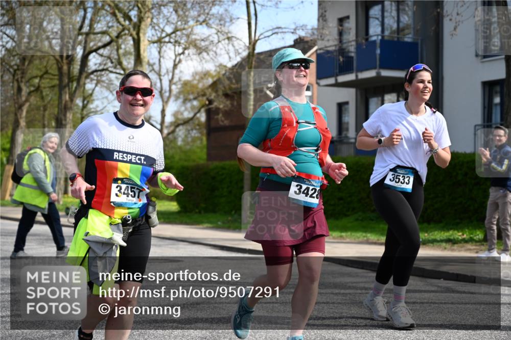 12.04.2026 - 45. Internationalen Wilhelmsburger Insellauf J. Mangold http://msf.ph/oto/9507291 12.04.2026 11:47:35 Ziel 3148, 3533, 3532, 3457 meine-sportfotos.de