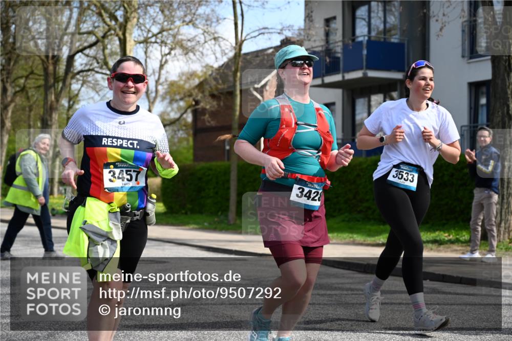 12.04.2026 - 45. Internationalen Wilhelmsburger Insellauf J. Mangold http://msf.ph/oto/9507292 12.04.2026 11:47:35 Ziel 3148, 3533, 3532, 3457 meine-sportfotos.de