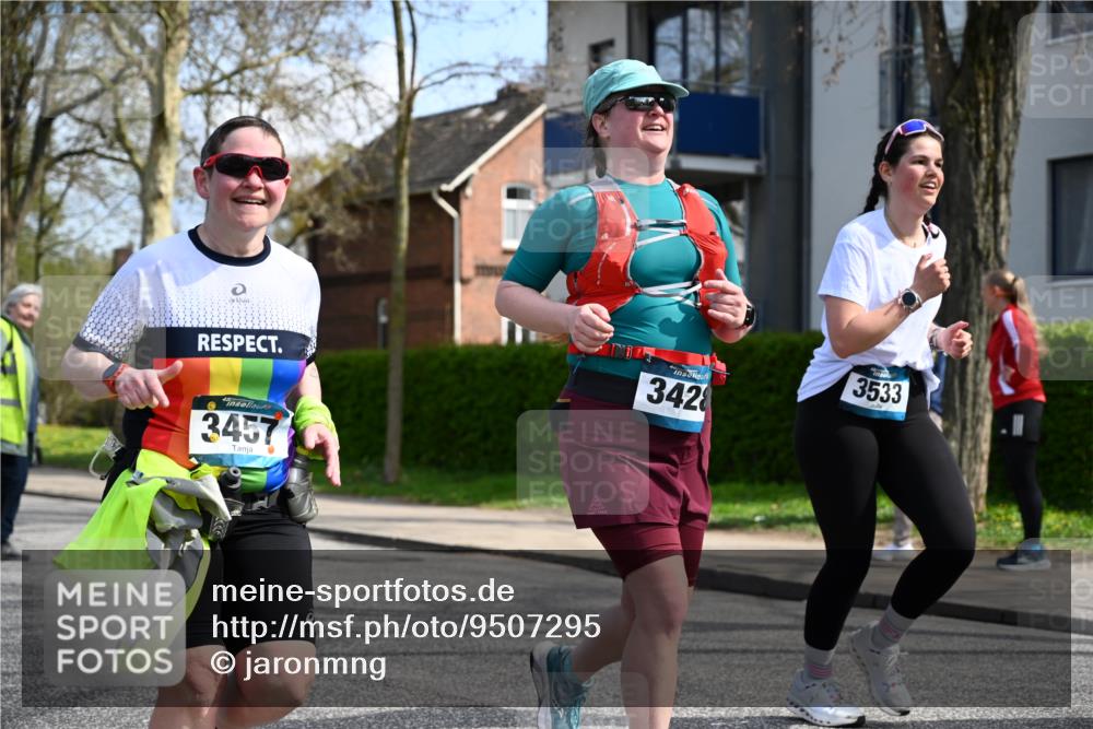12.04.2026 - 45. Internationalen Wilhelmsburger Insellauf J. Mangold http://msf.ph/oto/9507295 12.04.2026 11:47:36 Ziel 3148, 3533, 3532, 3457 meine-sportfotos.de
