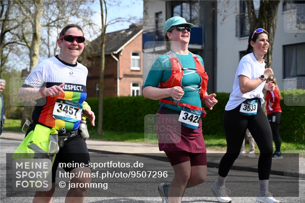 12.04.2026 - 45. Internationalen Wilhelmsburger Insellauf J. Mangold http://msf.ph/oto/9507296 12.04.2026 11:47:36 Ziel 3148, 3533, 3532, 3457 meine-sportfotos.de