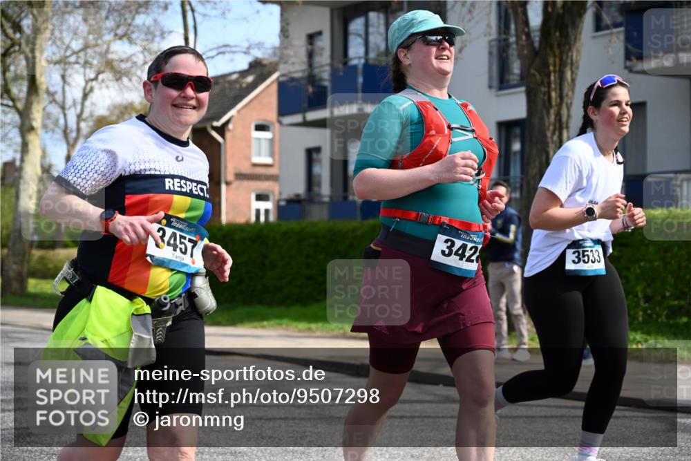 12.04.2026 - 45. Internationalen Wilhelmsburger Insellauf J. Mangold http://msf.ph/oto/9507298 12.04.2026 11:47:36 Ziel 3148, 3533, 3532, 3457 meine-sportfotos.de