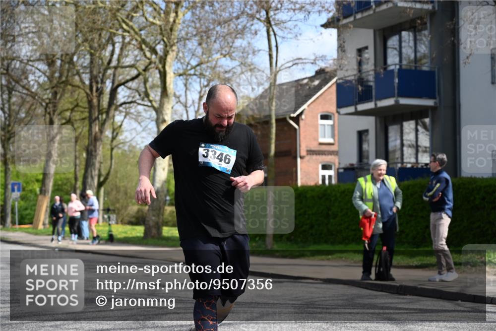 12.04.2026 - 45. Internationalen Wilhelmsburger Insellauf J. Mangold http://msf.ph/oto/9507356 12.04.2026 11:52:44 Ziel 3346 meine-sportfotos.de
