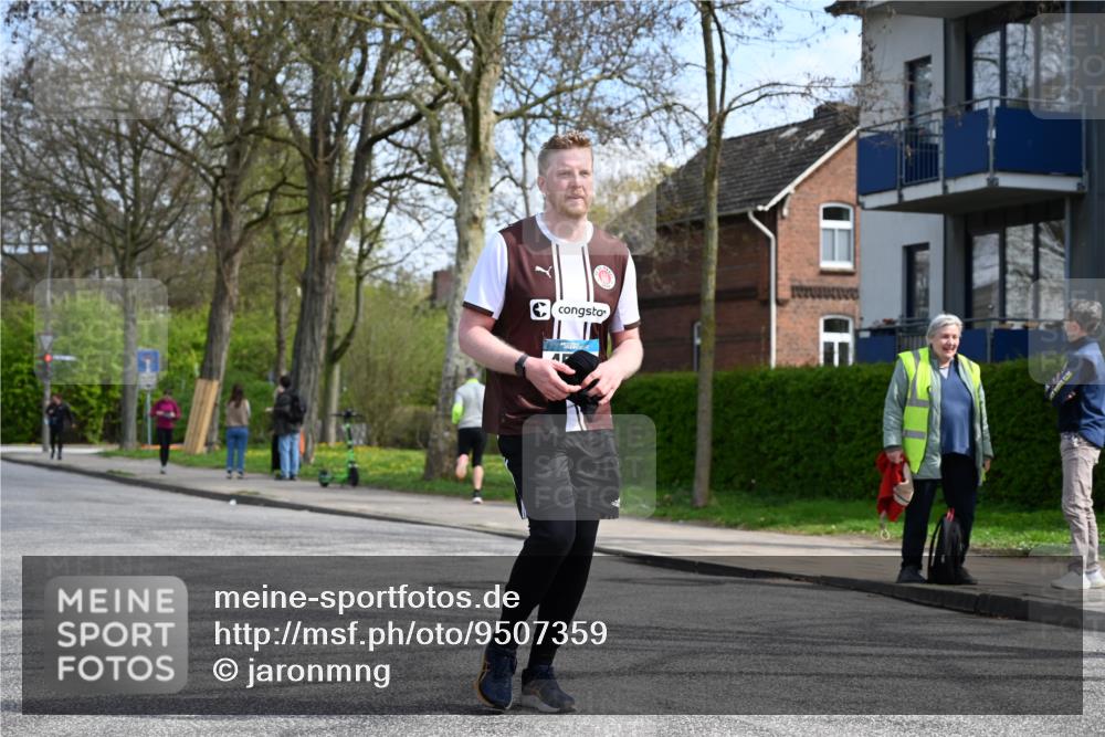 12.04.2026 - 45. Internationalen Wilhelmsburger Insellauf J. Mangold http://msf.ph/oto/9507359 12.04.2026 11:53:24 Ziel 4508, 2566, 2776 meine-sportfotos.de