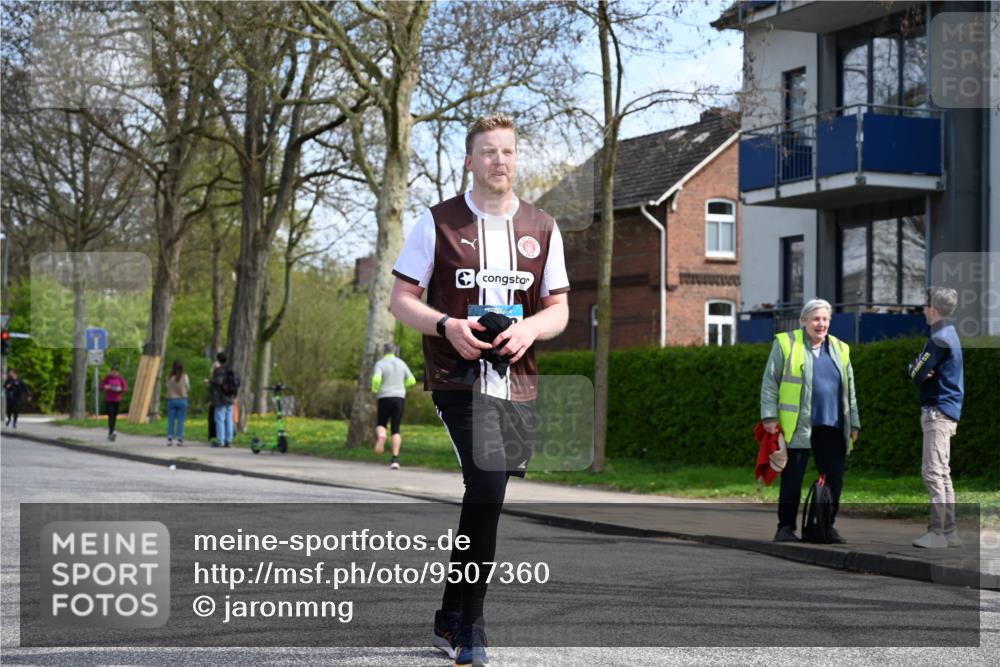 12.04.2026 - 45. Internationalen Wilhelmsburger Insellauf J. Mangold http://msf.ph/oto/9507360 12.04.2026 11:53:24 Ziel 4508, 2566, 2776 meine-sportfotos.de