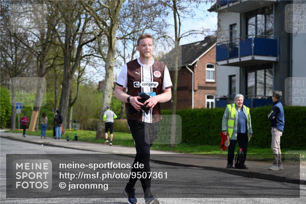 12.04.2026 - 45. Internationalen Wilhelmsburger Insellauf J. Mangold http://msf.ph/oto/9507361 12.04.2026 11:53:24 Ziel 4508, 2566, 2776 meine-sportfotos.de