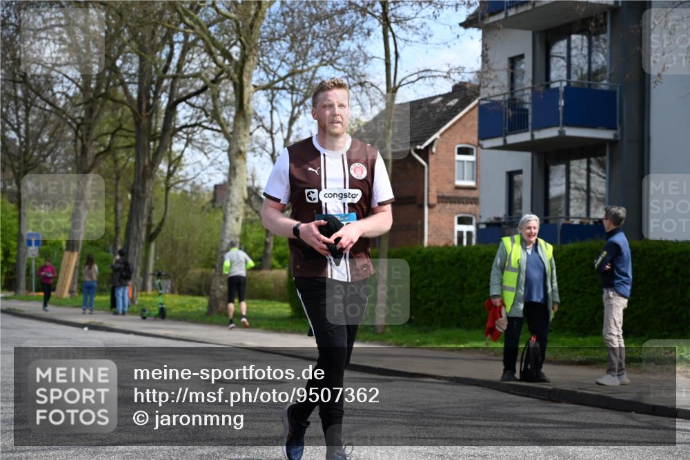 12.04.2026 - 45. Internationalen Wilhelmsburger Insellauf J. Mangold http://msf.ph/oto/9507362 12.04.2026 11:53:24 Ziel 4508, 2566, 2776 meine-sportfotos.de