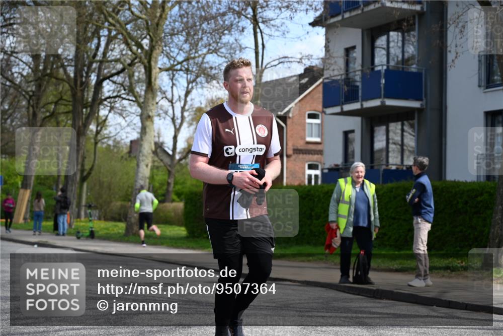 12.04.2026 - 45. Internationalen Wilhelmsburger Insellauf J. Mangold http://msf.ph/oto/9507364 12.04.2026 11:53:24 Ziel 4508, 2566, 2776 meine-sportfotos.de