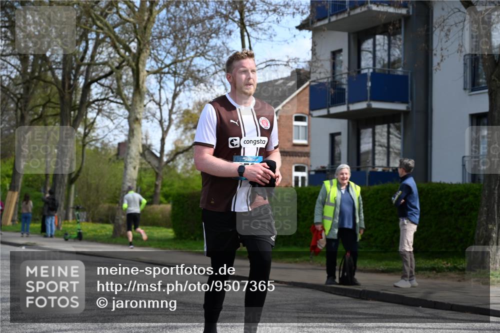 12.04.2026 - 45. Internationalen Wilhelmsburger Insellauf J. Mangold http://msf.ph/oto/9507365 12.04.2026 11:53:24 Ziel 4508, 2566, 2776 meine-sportfotos.de