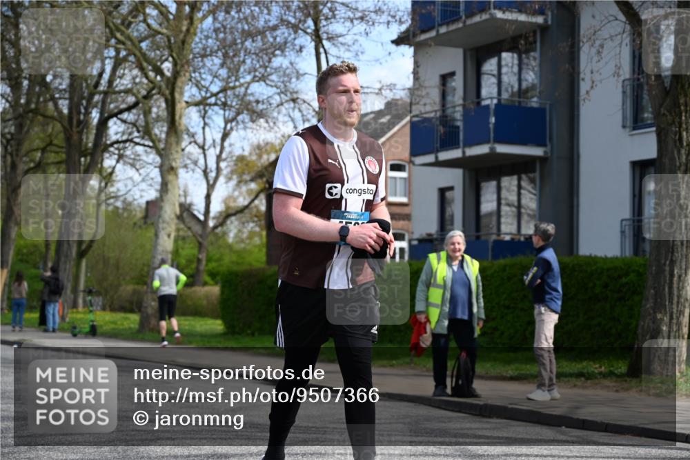 12.04.2026 - 45. Internationalen Wilhelmsburger Insellauf J. Mangold http://msf.ph/oto/9507366 12.04.2026 11:53:24 Ziel 4508, 2566, 2776 meine-sportfotos.de