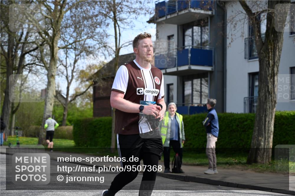 12.04.2026 - 45. Internationalen Wilhelmsburger Insellauf J. Mangold http://msf.ph/oto/9507368 12.04.2026 11:53:24 Ziel 4508, 2566, 2776 meine-sportfotos.de