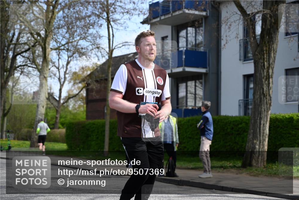 12.04.2026 - 45. Internationalen Wilhelmsburger Insellauf J. Mangold http://msf.ph/oto/9507369 12.04.2026 11:53:24 Ziel 4508, 2566, 2776 meine-sportfotos.de