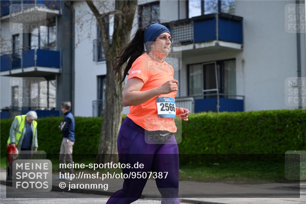 12.04.2026 - 45. Internationalen Wilhelmsburger Insellauf J. Mangold http://msf.ph/oto/9507387 12.04.2026 11:53:36 Ziel 4508, 2566, 2776, 2093 meine-sportfotos.de