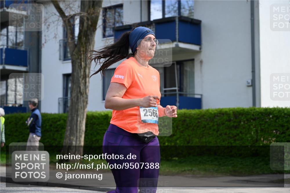 12.04.2026 - 45. Internationalen Wilhelmsburger Insellauf J. Mangold http://msf.ph/oto/9507388 12.04.2026 11:53:36 Ziel 4508, 2566, 2776, 2093 meine-sportfotos.de
