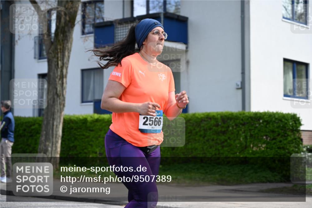12.04.2026 - 45. Internationalen Wilhelmsburger Insellauf J. Mangold http://msf.ph/oto/9507389 12.04.2026 11:53:36 Ziel 4508, 2566, 2776, 2093 meine-sportfotos.de