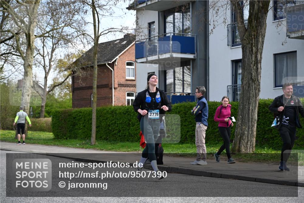 12.04.2026 - 45. Internationalen Wilhelmsburger Insellauf J. Mangold http://msf.ph/oto/9507390 12.04.2026 11:53:44 Ziel 4508, 2566, 2776, 2776, 2093, 2679, 2680 meine-sportfotos.de