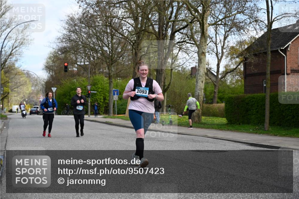12.04.2026 - 45. Internationalen Wilhelmsburger Insellauf J. Mangold http://msf.ph/oto/9507423 12.04.2026 11:53:59 Ziel 2776, 2093, 2679, 2680 meine-sportfotos.de