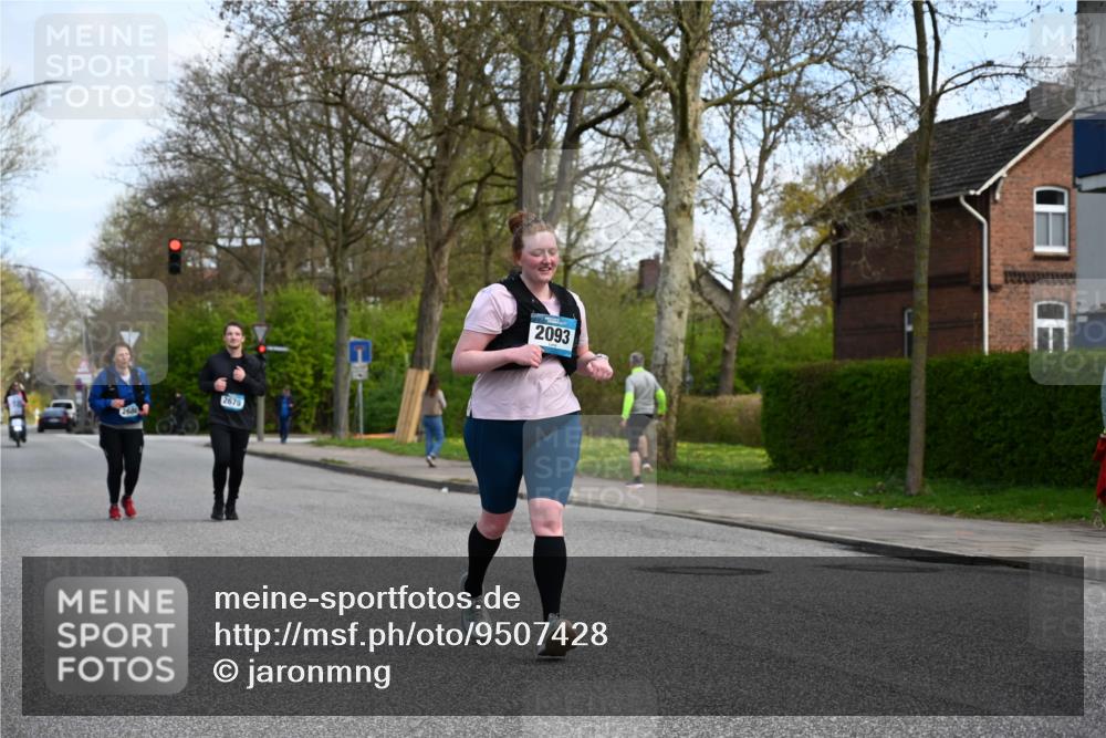 12.04.2026 - 45. Internationalen Wilhelmsburger Insellauf J. Mangold http://msf.ph/oto/9507428 12.04.2026 11:53:59 Ziel 2776, 2093, 2679, 2680 meine-sportfotos.de