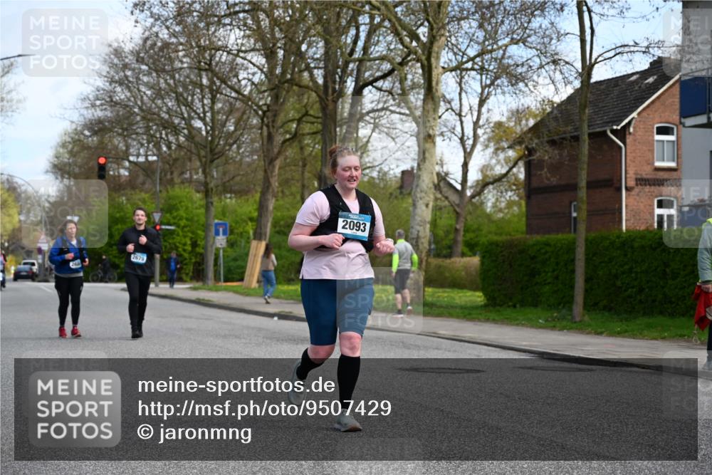 12.04.2026 - 45. Internationalen Wilhelmsburger Insellauf J. Mangold http://msf.ph/oto/9507429 12.04.2026 11:53:59 Ziel 2776, 2093, 2679, 2680 meine-sportfotos.de