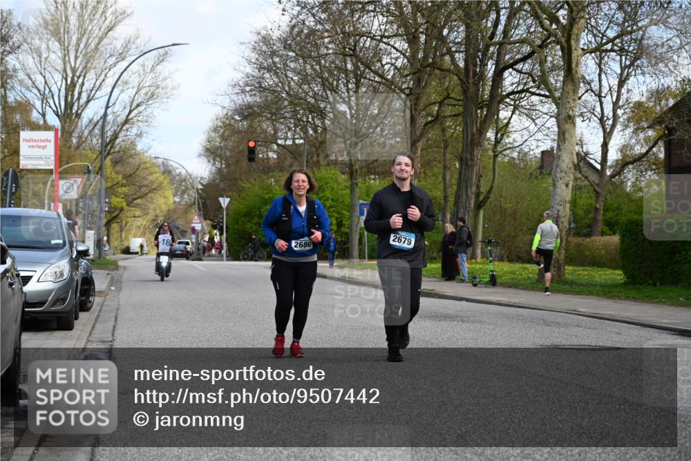 12.04.2026 - 45. Internationalen Wilhelmsburger Insellauf J. Mangold http://msf.ph/oto/9507442 12.04.2026 11:54:03 Ziel 2776, 2093, 2679, 2680 meine-sportfotos.de