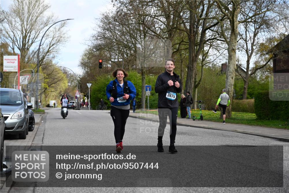 12.04.2026 - 45. Internationalen Wilhelmsburger Insellauf J. Mangold http://msf.ph/oto/9507444 12.04.2026 11:54:03 Ziel 2776, 2093, 2679, 2680 meine-sportfotos.de