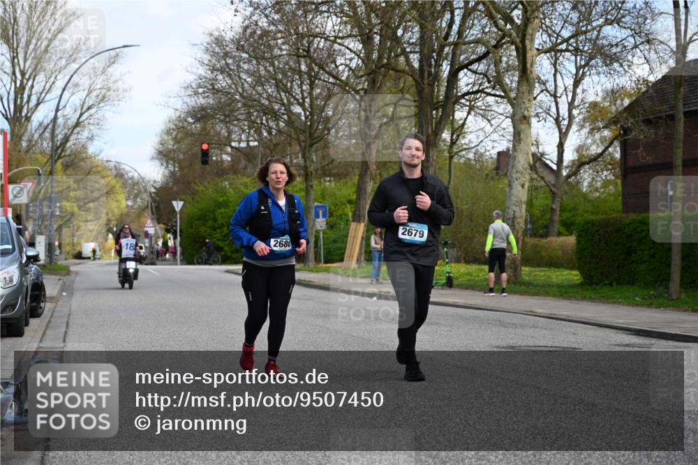 12.04.2026 - 45. Internationalen Wilhelmsburger Insellauf J. Mangold http://msf.ph/oto/9507450 12.04.2026 11:54:04 Ziel 2776, 2093, 2679, 2680 meine-sportfotos.de
