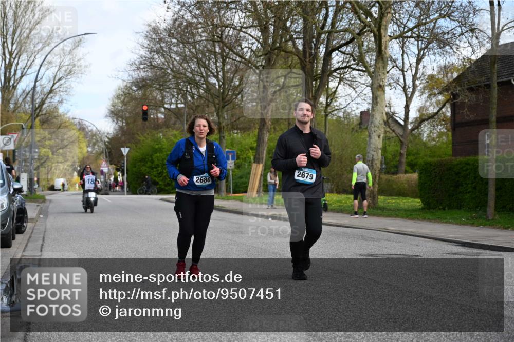 12.04.2026 - 45. Internationalen Wilhelmsburger Insellauf J. Mangold http://msf.ph/oto/9507451 12.04.2026 11:54:04 Ziel 2776, 2093, 2679, 2680 meine-sportfotos.de