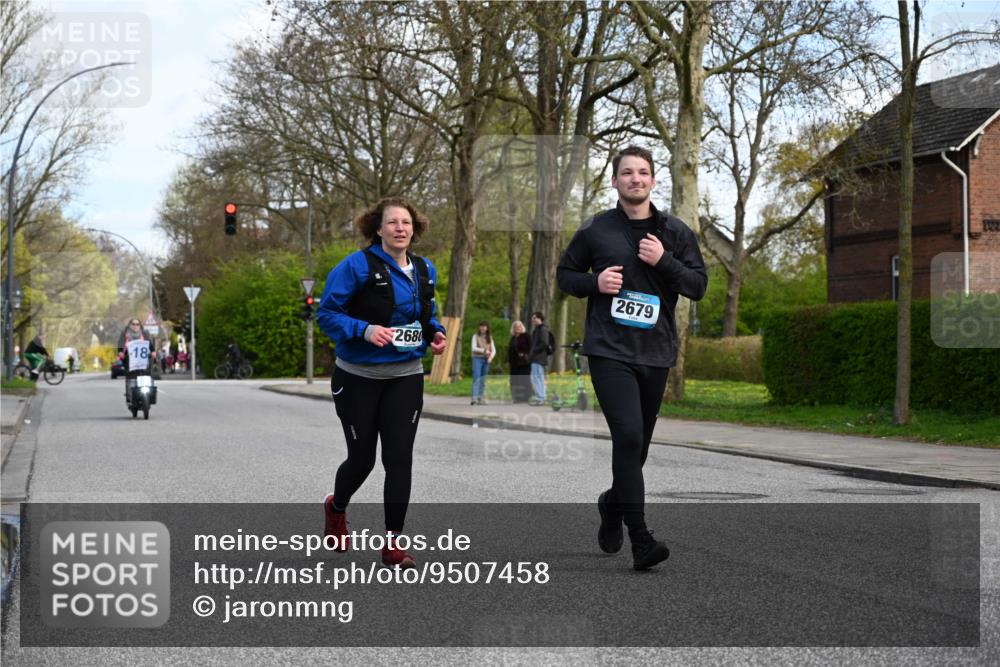 12.04.2026 - 45. Internationalen Wilhelmsburger Insellauf J. Mangold http://msf.ph/oto/9507458 12.04.2026 11:54:04 Ziel 2776, 2093, 2679, 2680 meine-sportfotos.de