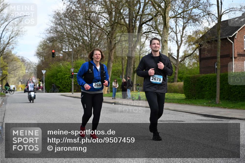 12.04.2026 - 45. Internationalen Wilhelmsburger Insellauf J. Mangold http://msf.ph/oto/9507459 12.04.2026 11:54:05 Ziel 2776, 2093, 2679, 2680 meine-sportfotos.de