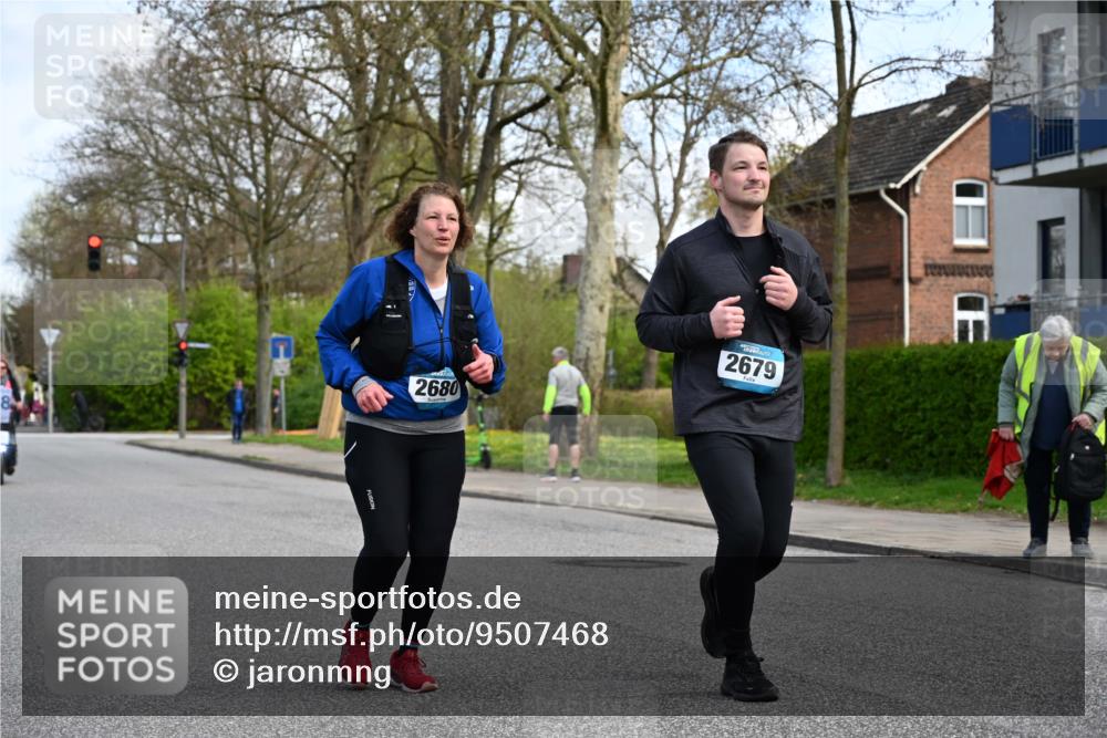 12.04.2026 - 45. Internationalen Wilhelmsburger Insellauf J. Mangold http://msf.ph/oto/9507468 12.04.2026 11:54:05 Ziel 2776, 2093, 2679, 2680 meine-sportfotos.de