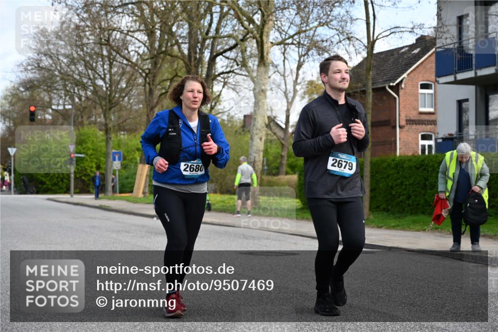 12.04.2026 - 45. Internationalen Wilhelmsburger Insellauf J. Mangold http://msf.ph/oto/9507469 12.04.2026 11:54:05 Ziel 2776, 2093, 2679, 2680 meine-sportfotos.de