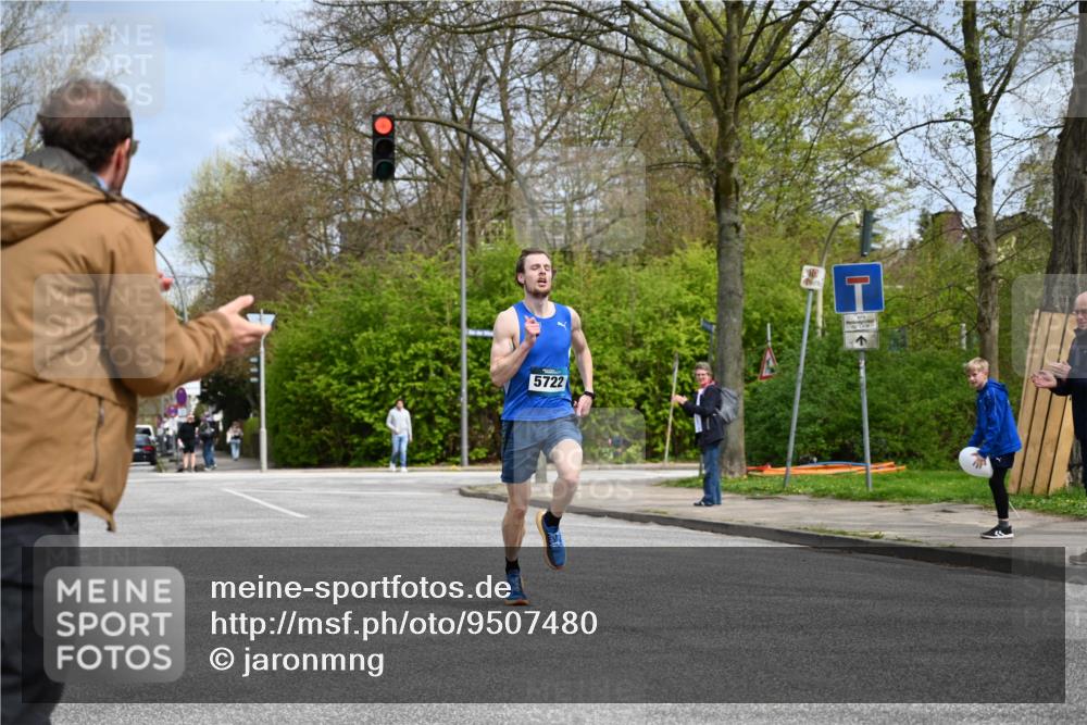 12.04.2026 - 45. Internationalen Wilhelmsburger Insellauf J. Mangold http://msf.ph/oto/9507480 12.04.2026 12:45:44 Ziel 5722, 4093 meine-sportfotos.de