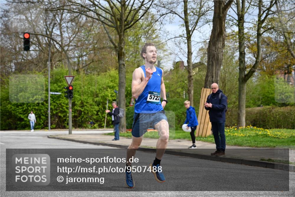 12.04.2026 - 45. Internationalen Wilhelmsburger Insellauf J. Mangold http://msf.ph/oto/9507488 12.04.2026 12:45:45 Ziel 5722, 4093 meine-sportfotos.de