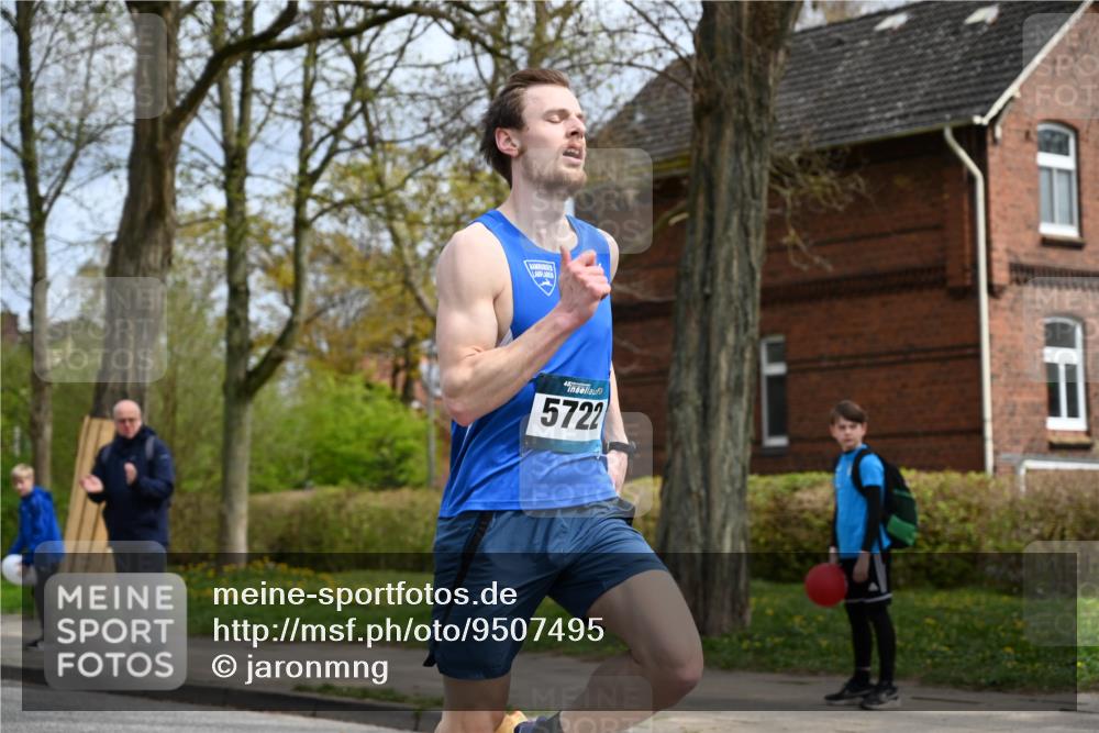 12.04.2026 - 45. Internationalen Wilhelmsburger Insellauf J. Mangold http://msf.ph/oto/9507495 12.04.2026 12:45:45 Ziel 5722, 4093 meine-sportfotos.de
