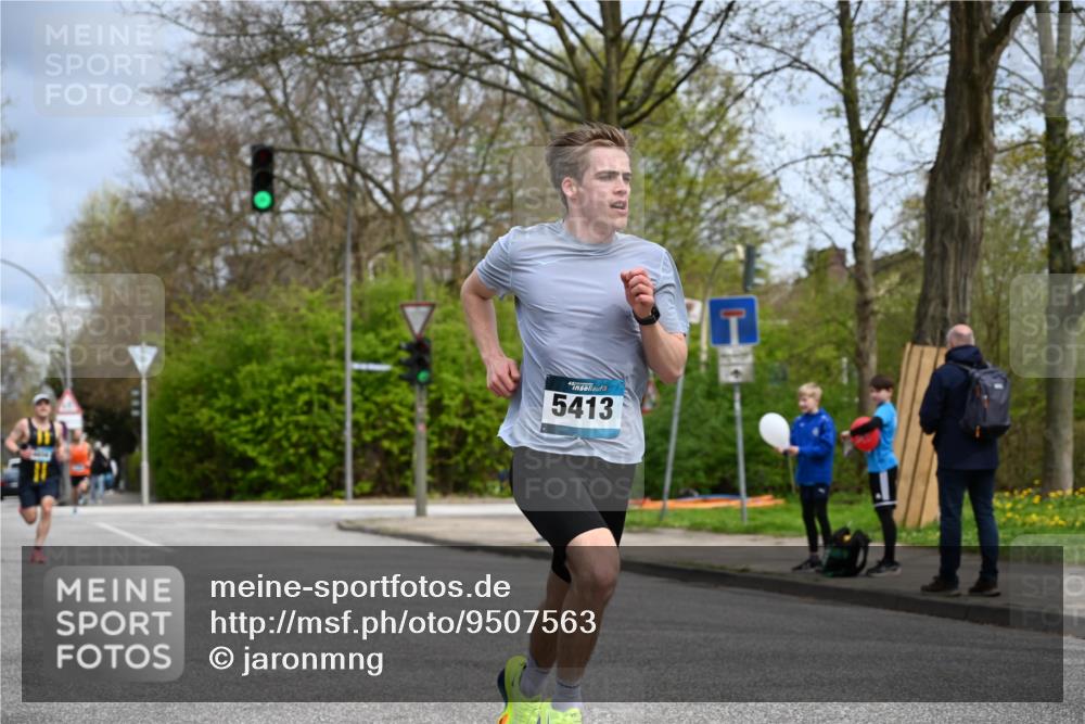 12.04.2026 - 45. Internationalen Wilhelmsburger Insellauf J. Mangold http://msf.ph/oto/9507563 12.04.2026 12:47:05 Ziel 3048, 5413, 4656, 5556, 5709, 3750, 3301, 4466, 5495, 3452, 4877 meine-sportfotos.de