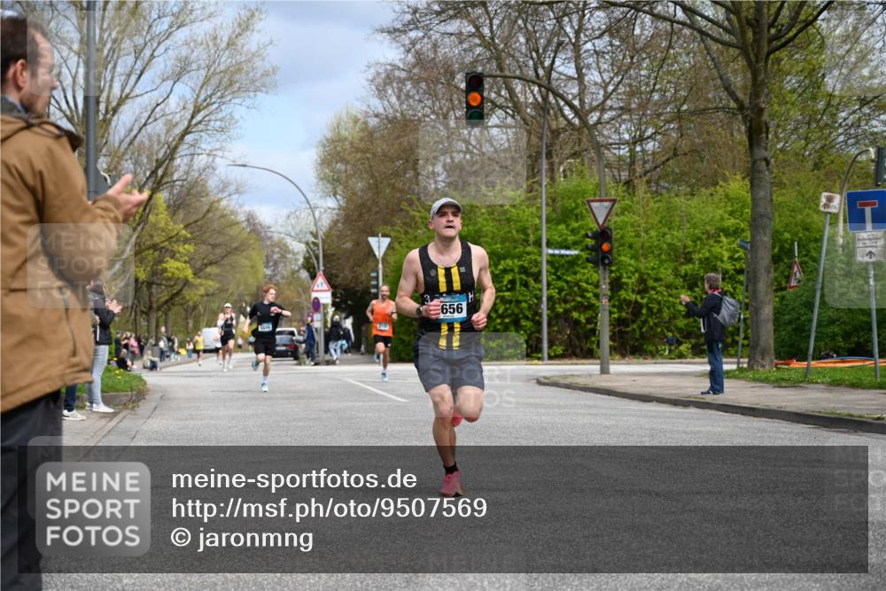 12.04.2026 - 45. Internationalen Wilhelmsburger Insellauf J. Mangold http://msf.ph/oto/9507569 12.04.2026 12:47:07 Ziel 3048, 5413, 4656, 5556, 5709, 3750, 3301, 4466, 5495, 3452, 4877 meine-sportfotos.de