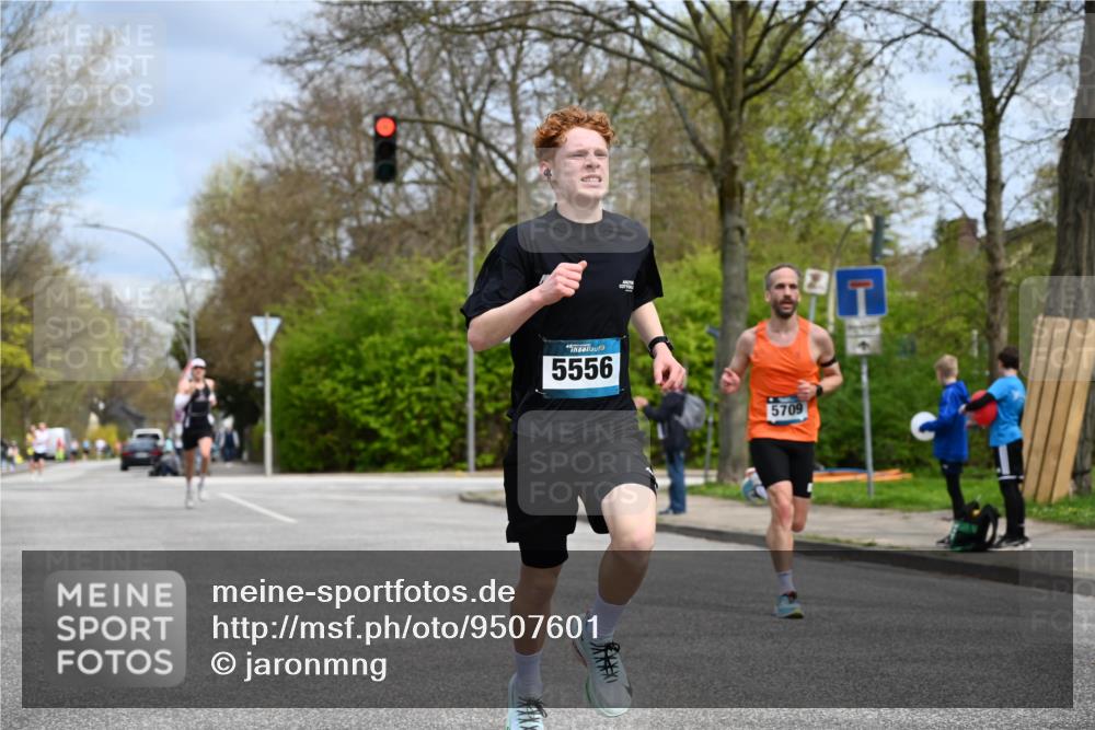 12.04.2026 - 45. Internationalen Wilhelmsburger Insellauf J. Mangold http://msf.ph/oto/9507601 12.04.2026 12:47:11 Ziel 5413, 4656, 5556, 5709, 3750, 3301, 4466, 5495, 3452, 4877, 4874 meine-sportfotos.de