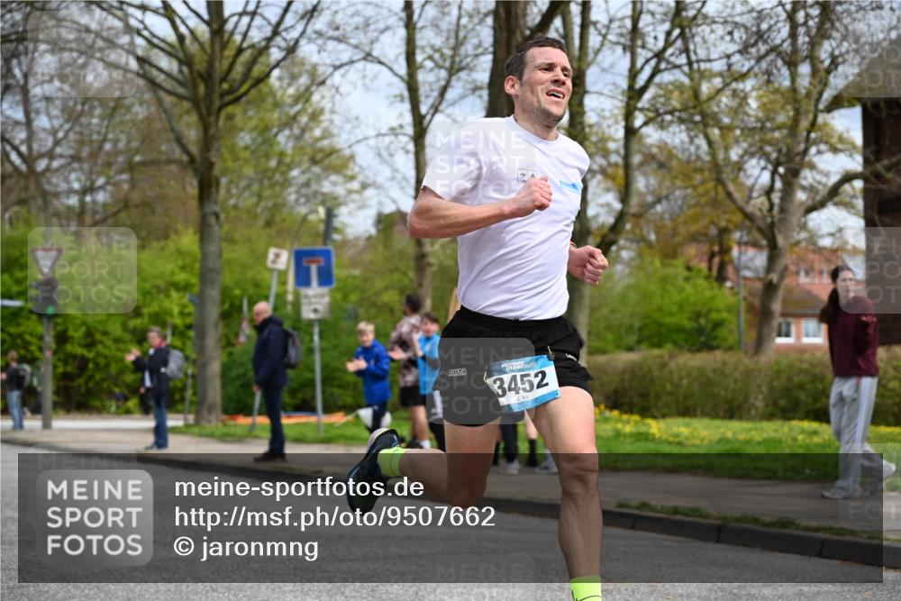 12.04.2026 - 45. Internationalen Wilhelmsburger Insellauf J. Mangold http://msf.ph/oto/9507662 12.04.2026 12:47:43 Ziel 5495, 3452, 4877, 4874, 5607, 5364, 5364, 5853 meine-sportfotos.de