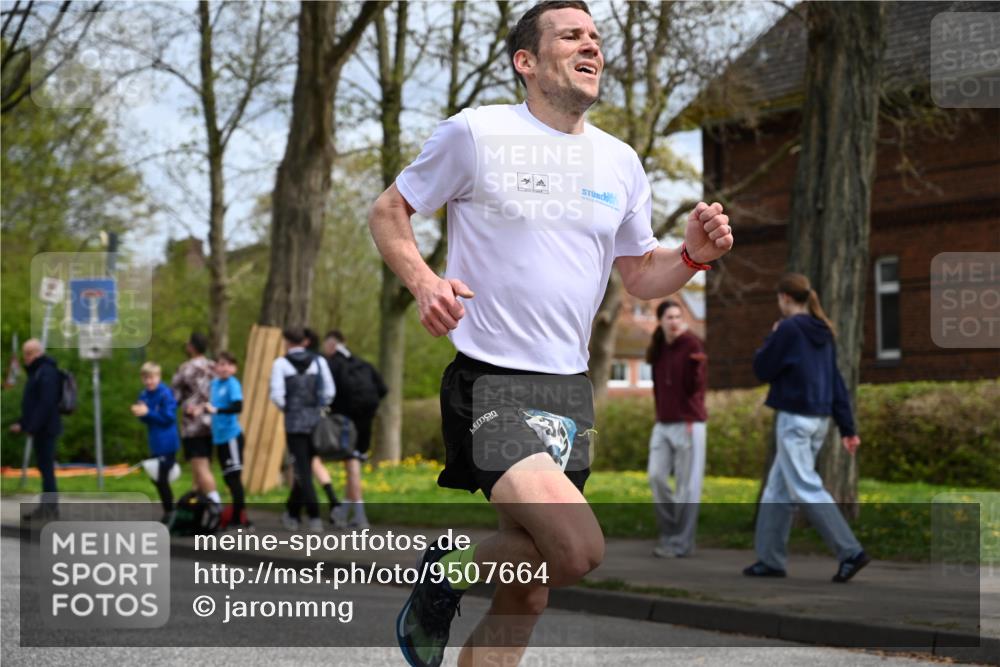 12.04.2026 - 45. Internationalen Wilhelmsburger Insellauf J. Mangold http://msf.ph/oto/9507664 12.04.2026 12:47:43 Ziel 5495, 3452, 4877, 4874, 5607, 5364, 5364, 5853 meine-sportfotos.de