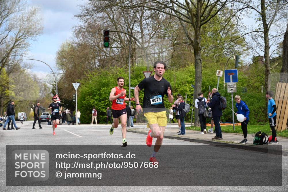 12.04.2026 - 45. Internationalen Wilhelmsburger Insellauf J. Mangold http://msf.ph/oto/9507668 12.04.2026 12:47:52 Ziel 3452, 4877, 4874, 5607, 5364, 5853, 3159 meine-sportfotos.de