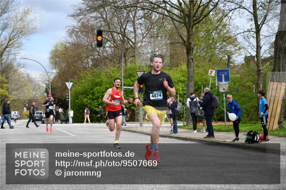 12.04.2026 - 45. Internationalen Wilhelmsburger Insellauf J. Mangold http://msf.ph/oto/9507669 12.04.2026 12:47:52 Ziel 3452, 4877, 4874, 5607, 5364, 5853, 3159 meine-sportfotos.de