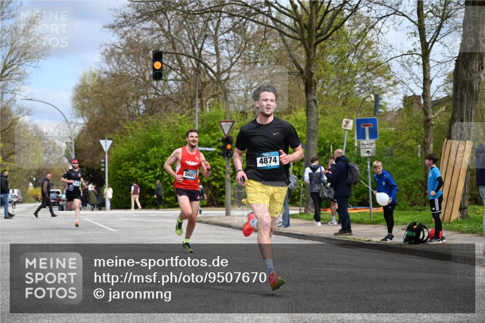 12.04.2026 - 45. Internationalen Wilhelmsburger Insellauf J. Mangold http://msf.ph/oto/9507670 12.04.2026 12:47:52 Ziel 3452, 4877, 4874, 5607, 5364, 5853, 3159 meine-sportfotos.de