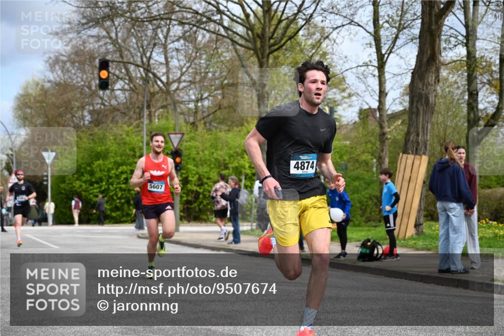 12.04.2026 - 45. Internationalen Wilhelmsburger Insellauf J. Mangold http://msf.ph/oto/9507674 12.04.2026 12:47:53 Ziel 4877, 4874, 5607, 5364, 5853, 3159 meine-sportfotos.de