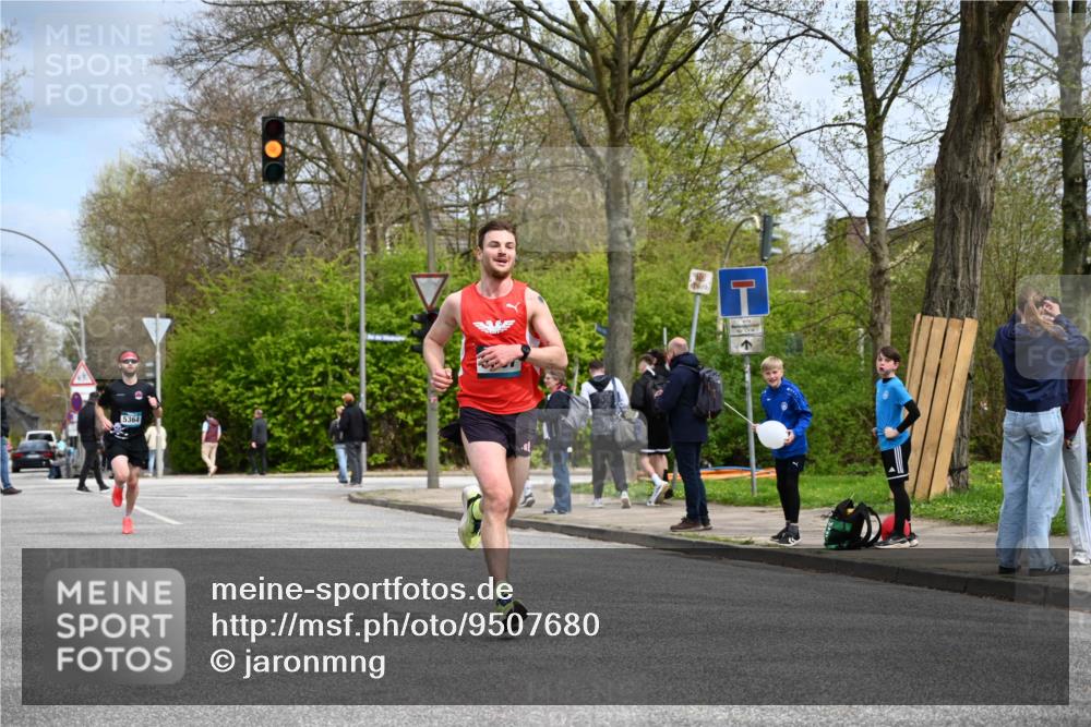 12.04.2026 - 45. Internationalen Wilhelmsburger Insellauf J. Mangold http://msf.ph/oto/9507680 12.04.2026 12:47:53 Ziel 4877, 4874, 5607, 5364, 5853, 3159 meine-sportfotos.de