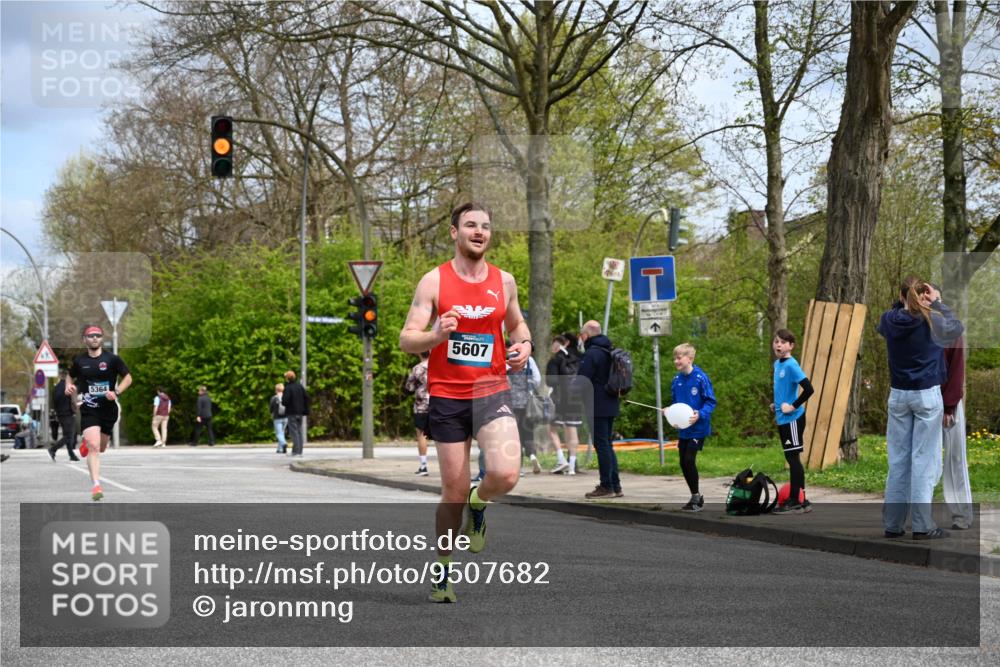 12.04.2026 - 45. Internationalen Wilhelmsburger Insellauf J. Mangold http://msf.ph/oto/9507682 12.04.2026 12:47:53 Ziel 4877, 4874, 5607, 5364, 5853, 3159 meine-sportfotos.de