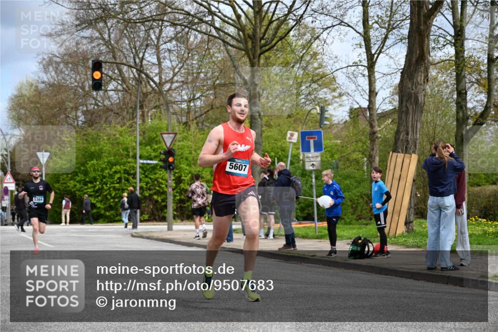 12.04.2026 - 45. Internationalen Wilhelmsburger Insellauf J. Mangold http://msf.ph/oto/9507683 12.04.2026 12:47:53 Ziel 4877, 4874, 5607, 5364, 5853, 3159 meine-sportfotos.de