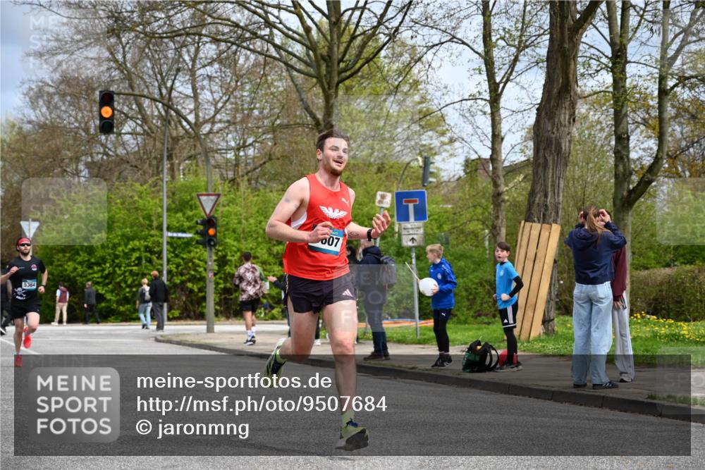 12.04.2026 - 45. Internationalen Wilhelmsburger Insellauf J. Mangold http://msf.ph/oto/9507684 12.04.2026 12:47:53 Ziel 4877, 4874, 5607, 5364, 5853, 3159 meine-sportfotos.de