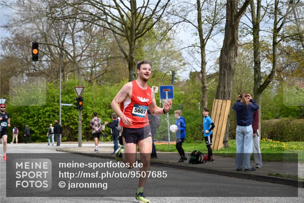 12.04.2026 - 45. Internationalen Wilhelmsburger Insellauf J. Mangold http://msf.ph/oto/9507685 12.04.2026 12:47:54 Ziel 4877, 4874, 5607, 5364, 5853, 5853, 3159 meine-sportfotos.de